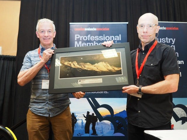 Gordon Ritchie receives his award from Executive Director, Gilles Valade.