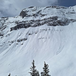 A wet loose avalanche on initiating in a rocky area