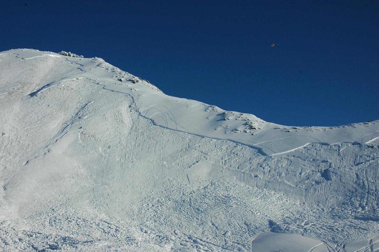 The fracture line of a large avalanche, with snow left above it.
