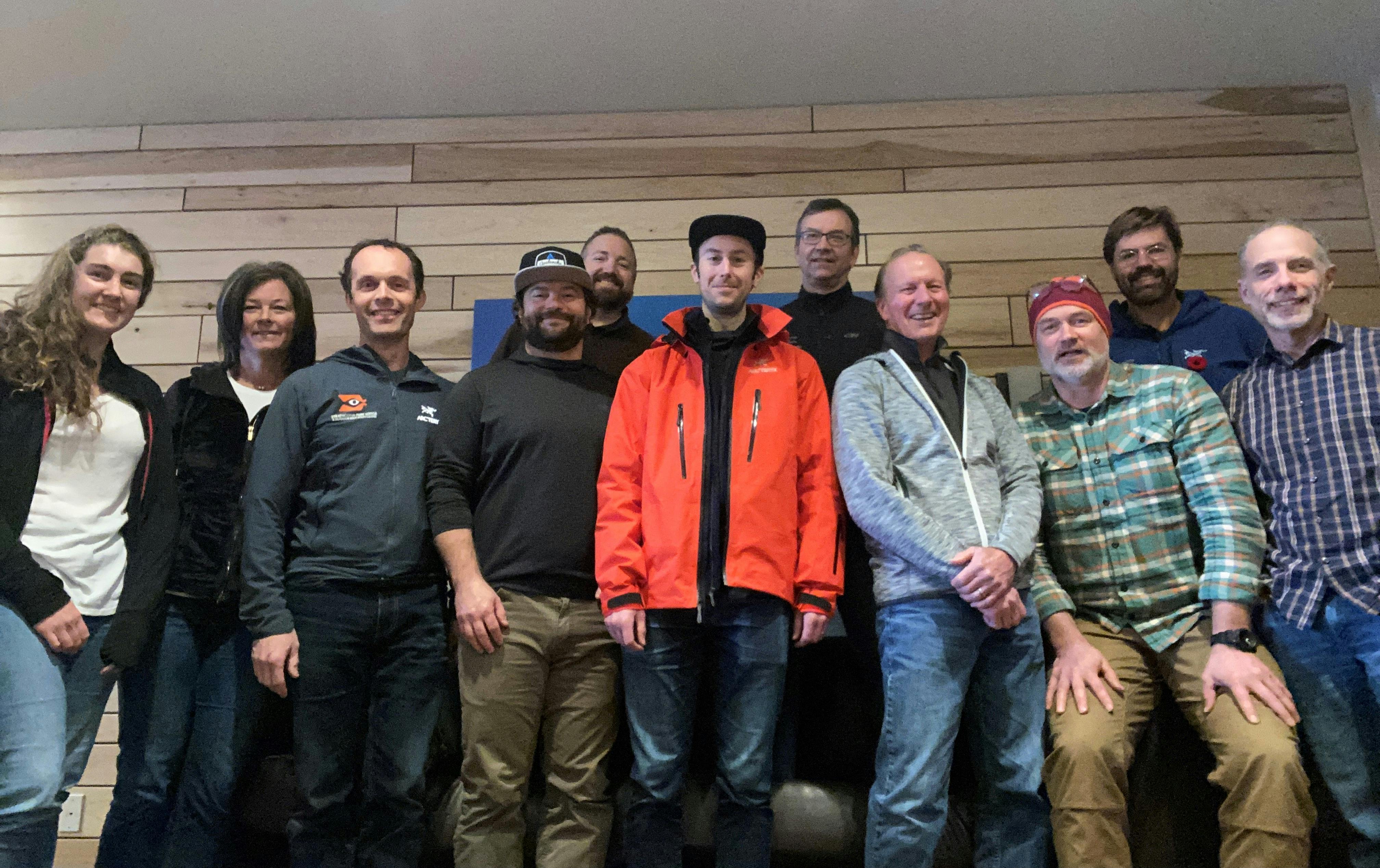 Photo de groupe du conseil d'administration d'Avalanche Canada. À partir de la gauche: Christie Campbell, Catherine Angus, Paul Chatterton, Curtis Pawliuk, trésorier Mike McMynn, secretaire William Jackson, Terry Palechuk, vice-président Kevin Williams, John Irvine, président Kevin Seel, et directeur excécutif Gilles Valade. Absents sur la photo: Kelly Gingles et Jeremy Shier.