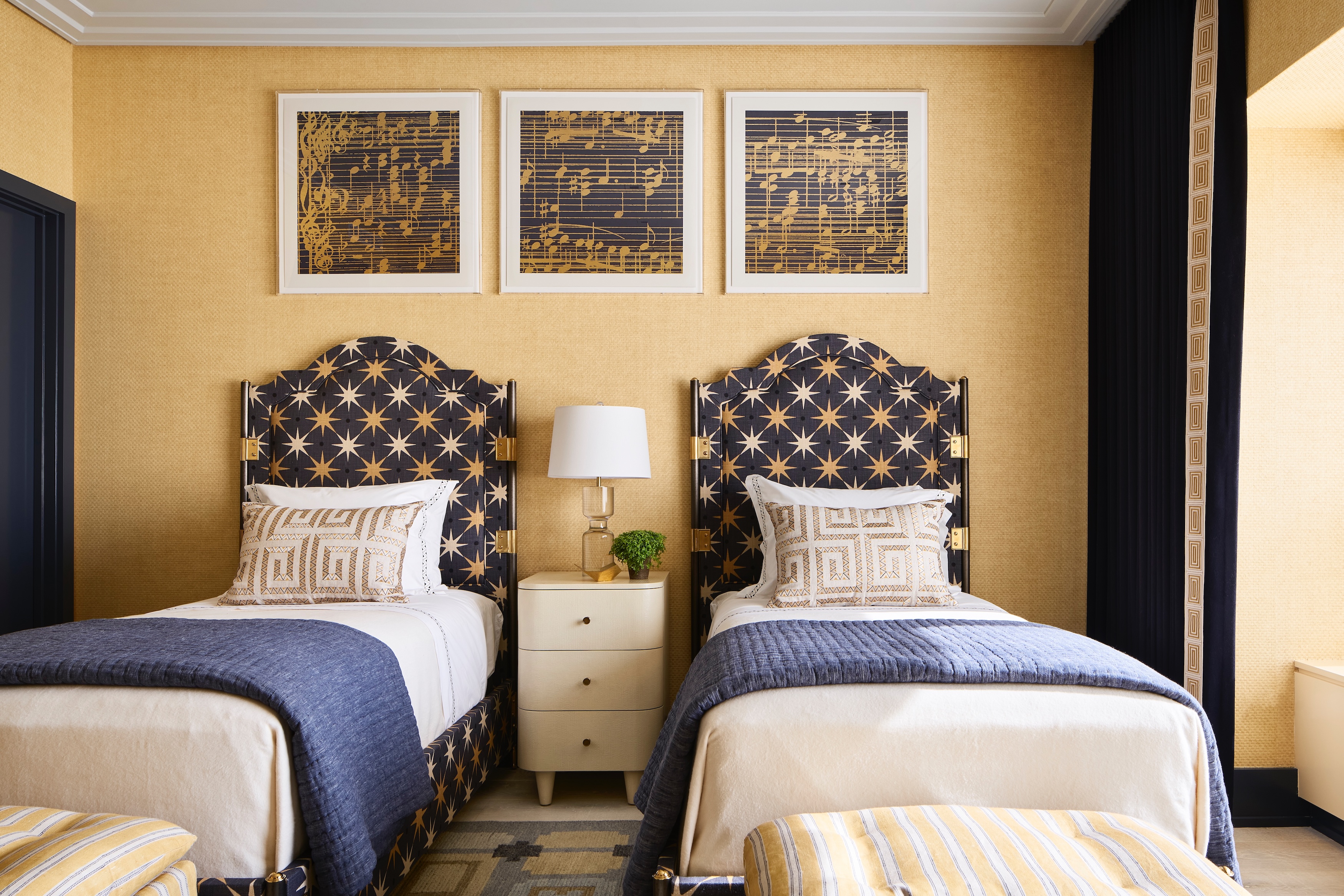 Abrams-Valenti-Luxury-Interior-Design-N-Michigan-Avenue-Guest-Bedroom