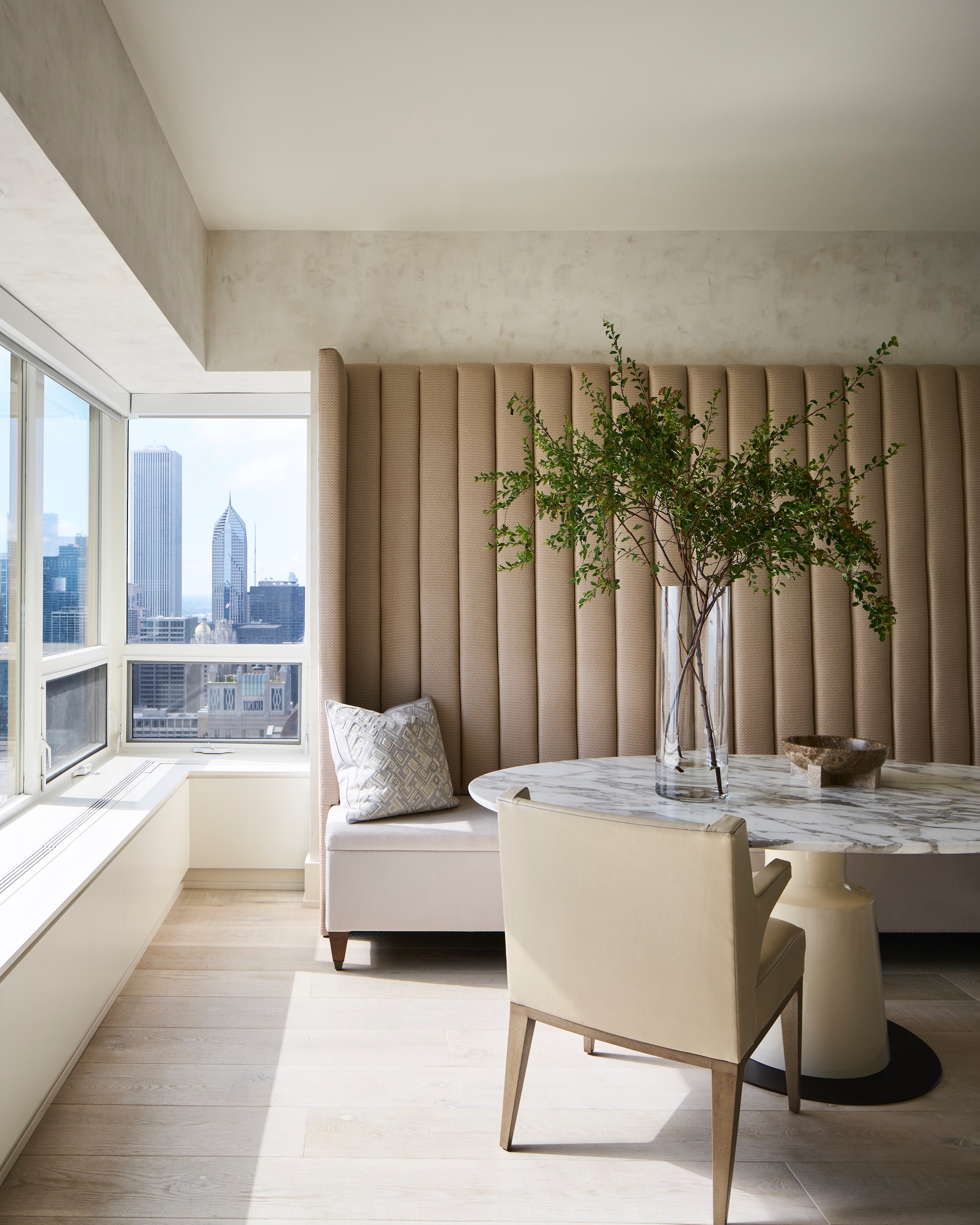 Abrams-Valenti-Luxury-Interior-Design-N-Michigan-Avenue-Kitchen-Table