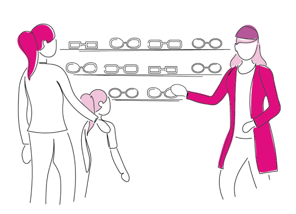 Opticien présentant des lunettes à des clients