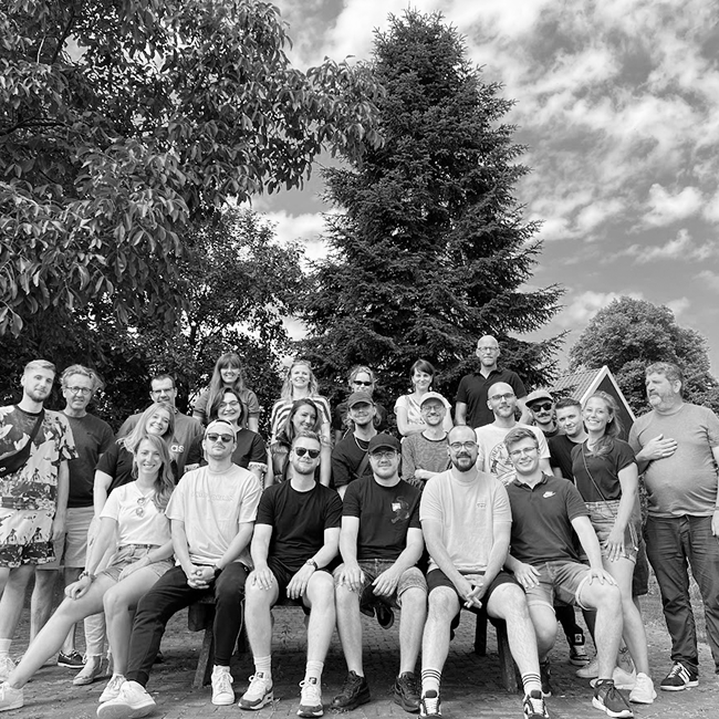 Gruppenfoto des gesamten Teams auf einem sommerlichen Ausflug