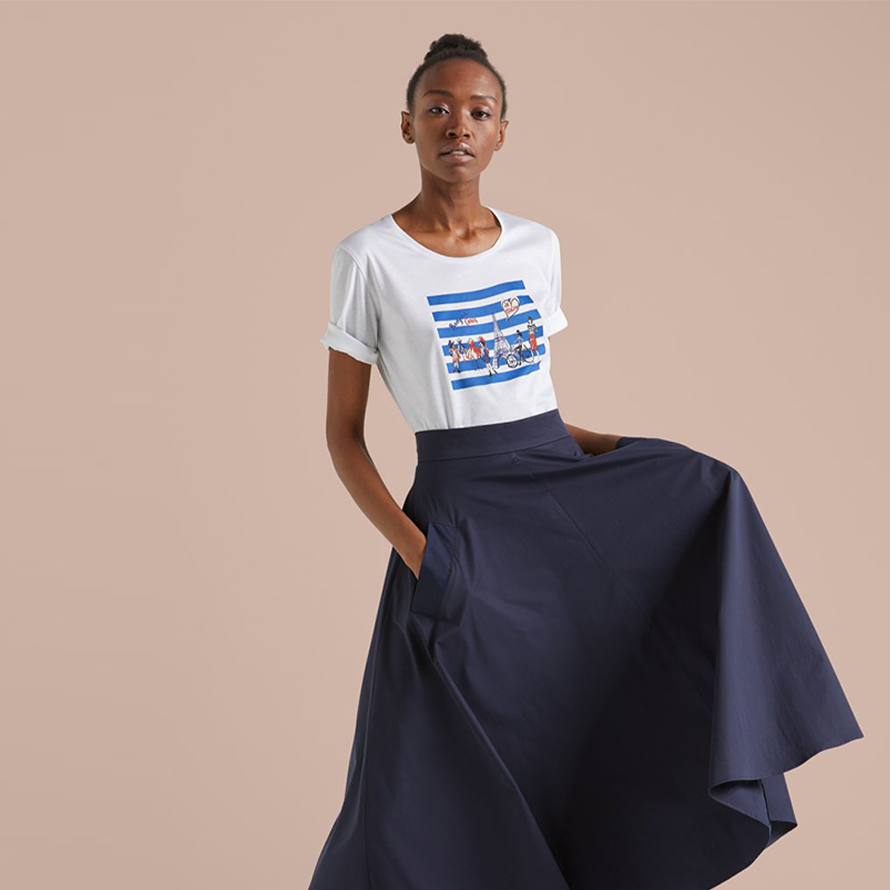 Frau in langem blauem Rock