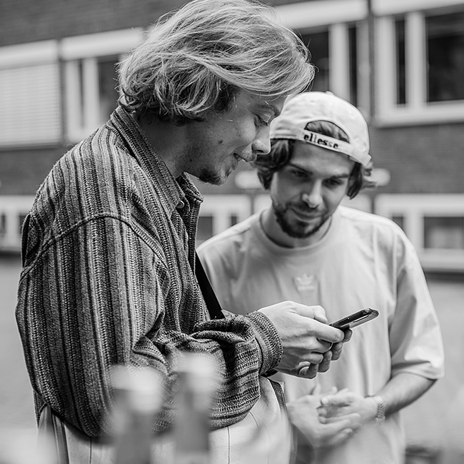 Zwei Personen blicken auf ein Smartphone