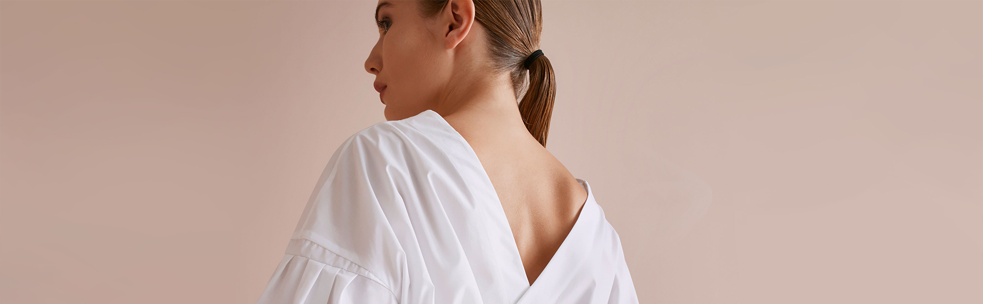 Frau in weißer Van Laack-Bluse von hinten