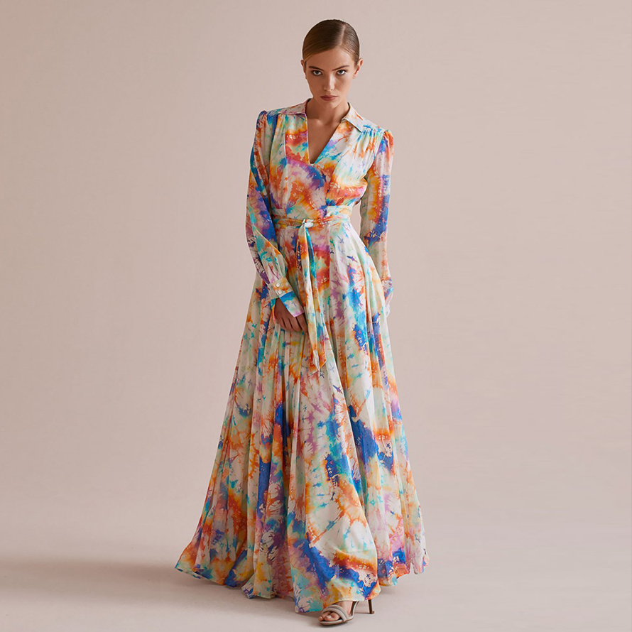 Frau in Van Laack Maxikleid