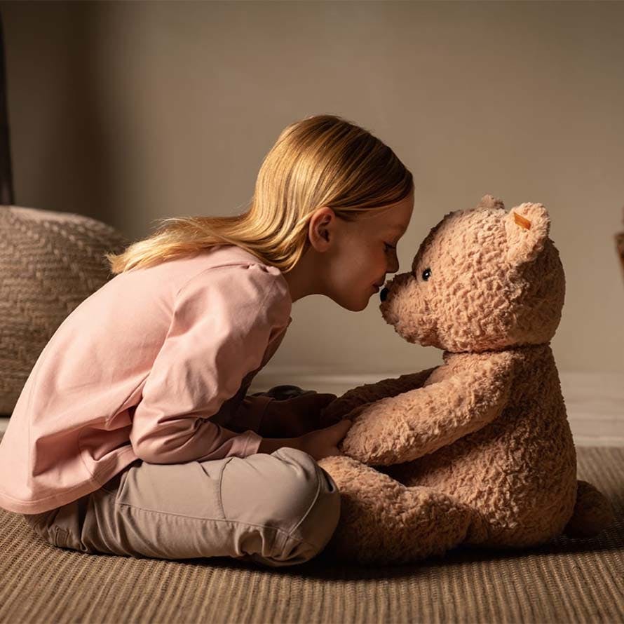 Mädchen küsst Teddybär