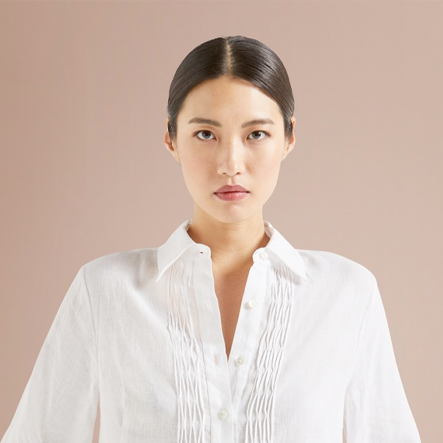 Frau in weißer Van Laack-Bluse