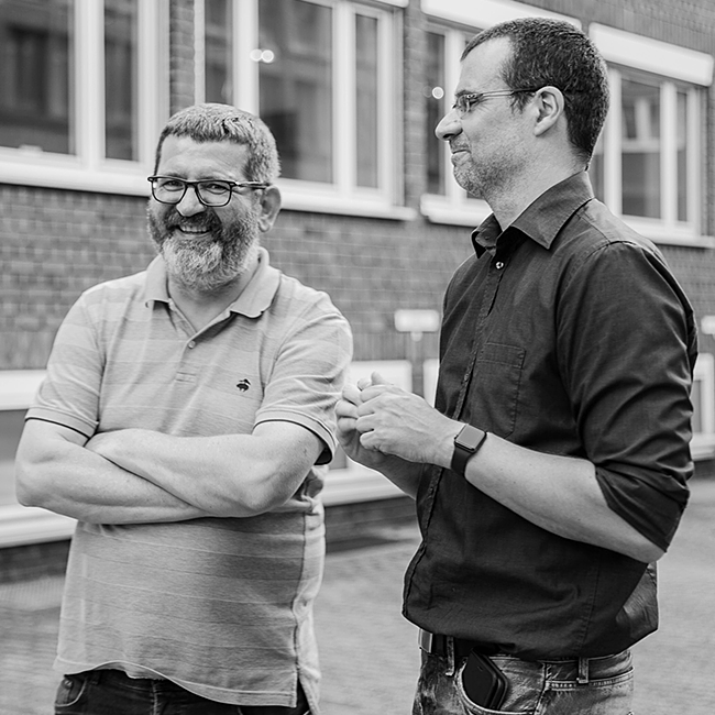 Unsere Gründer Anton & Alex bei einem unterhaltsamen Gespräch im Hof