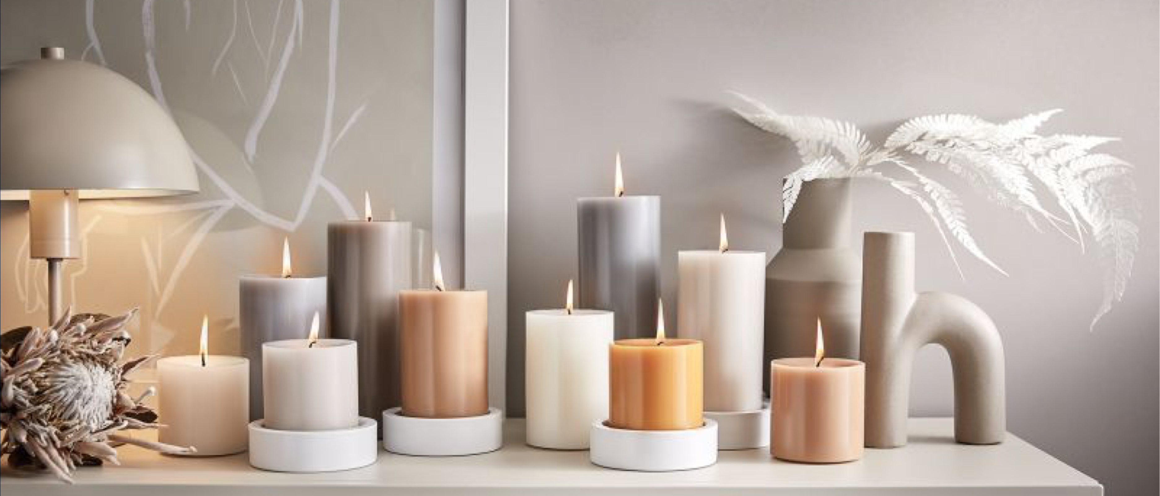 Kerzen auf einem Regal