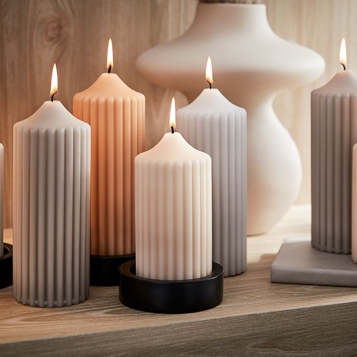 Moderne Kerzen auf einem Regal