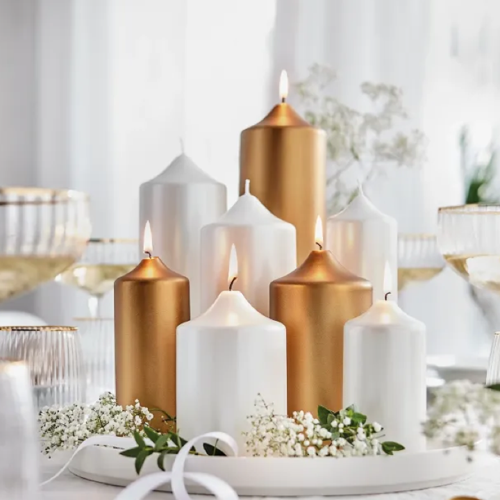 Goldene und silberne Kerzen