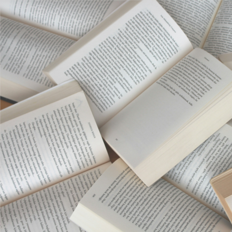 Mehrere aufgeschlagene Bücher