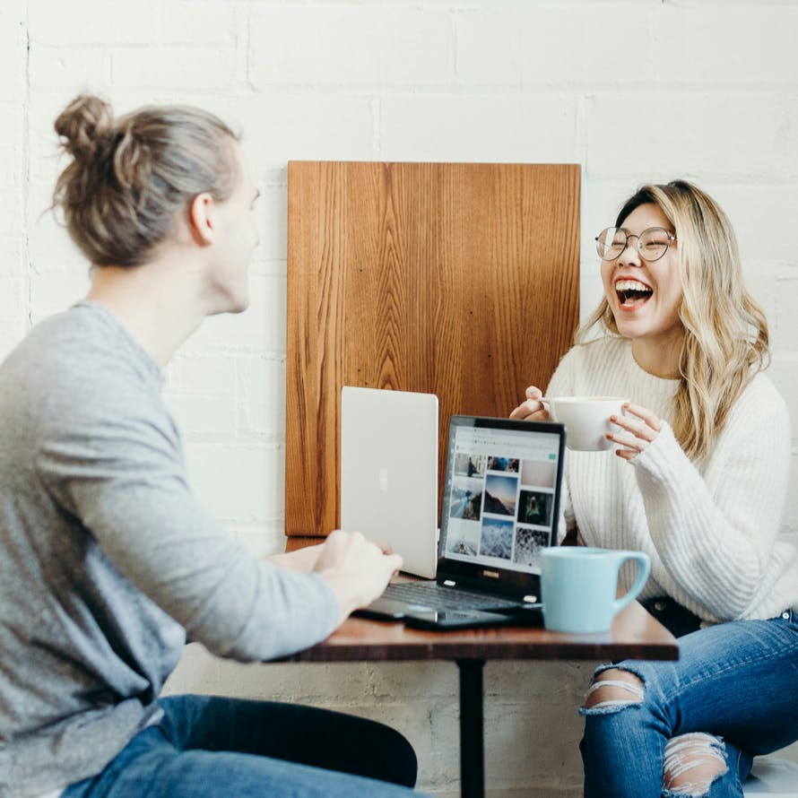 Ein Mann und eine Frau lachen sich gegenseitig an. Ein Mann und eine Frau lachen sich gegenseitig an.