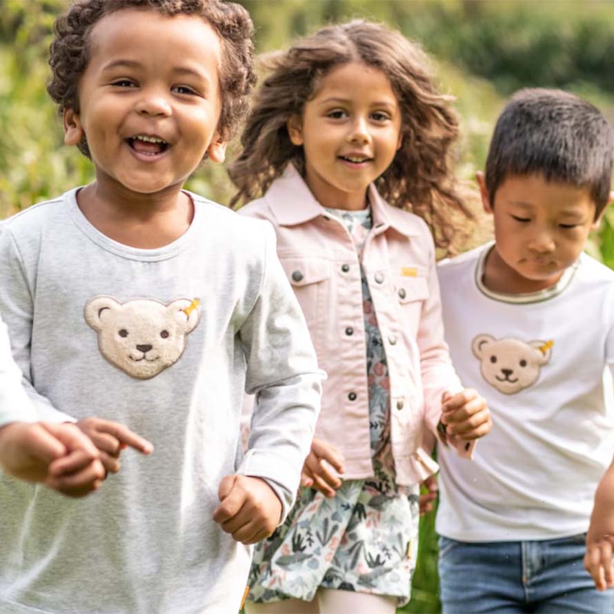 Kinder in Steiff-Kleidung