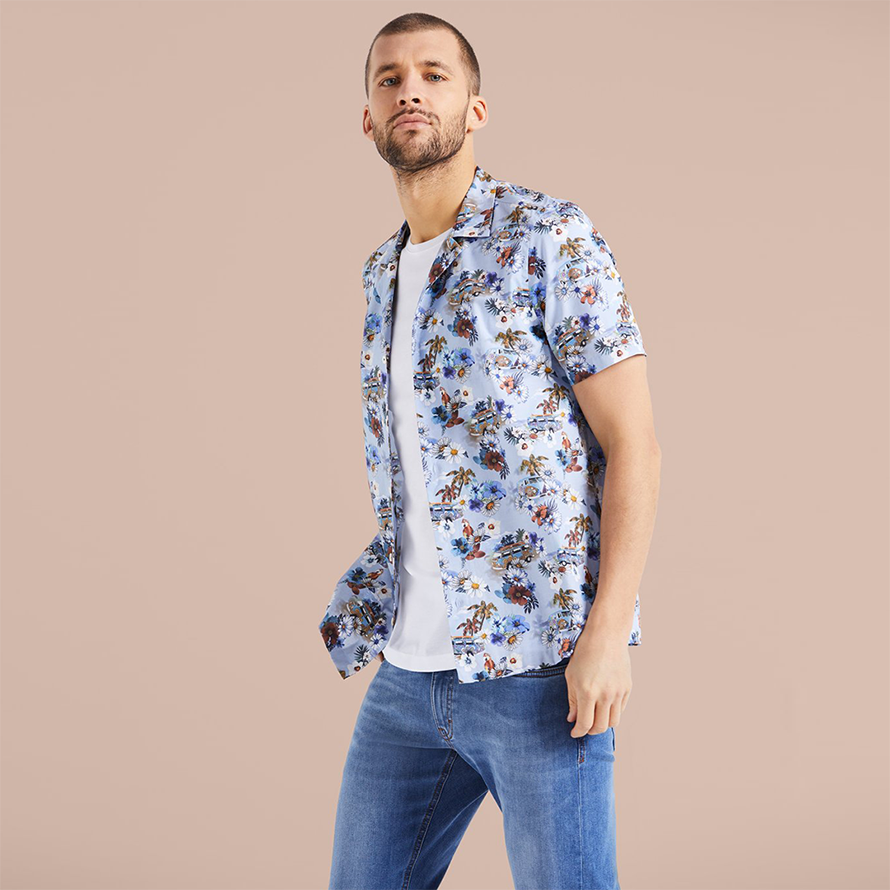 Mann in geblümtem Van Laack-Hemd