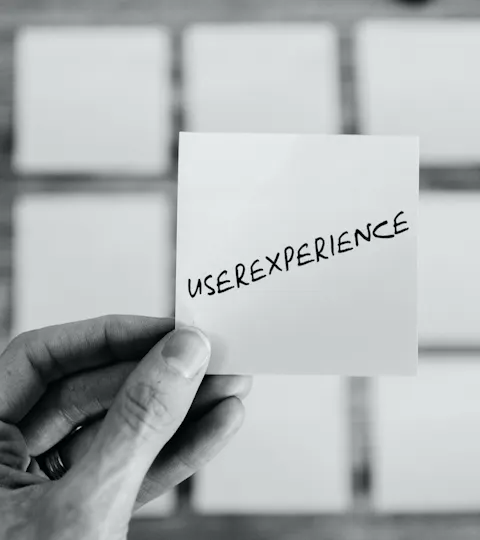 Notizblatt in einer Hand. Notizblatt in einer Hand.