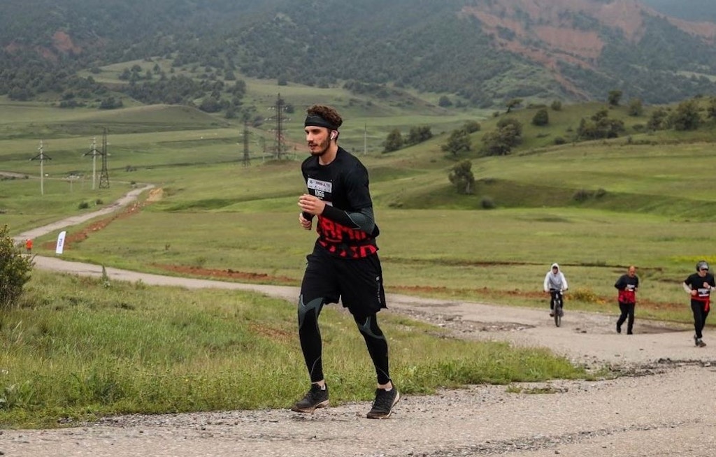 Zomin. Masofaning yarmi. Velosipedchidan o’ng tomonda Odiljon aka yuguryaptilar.