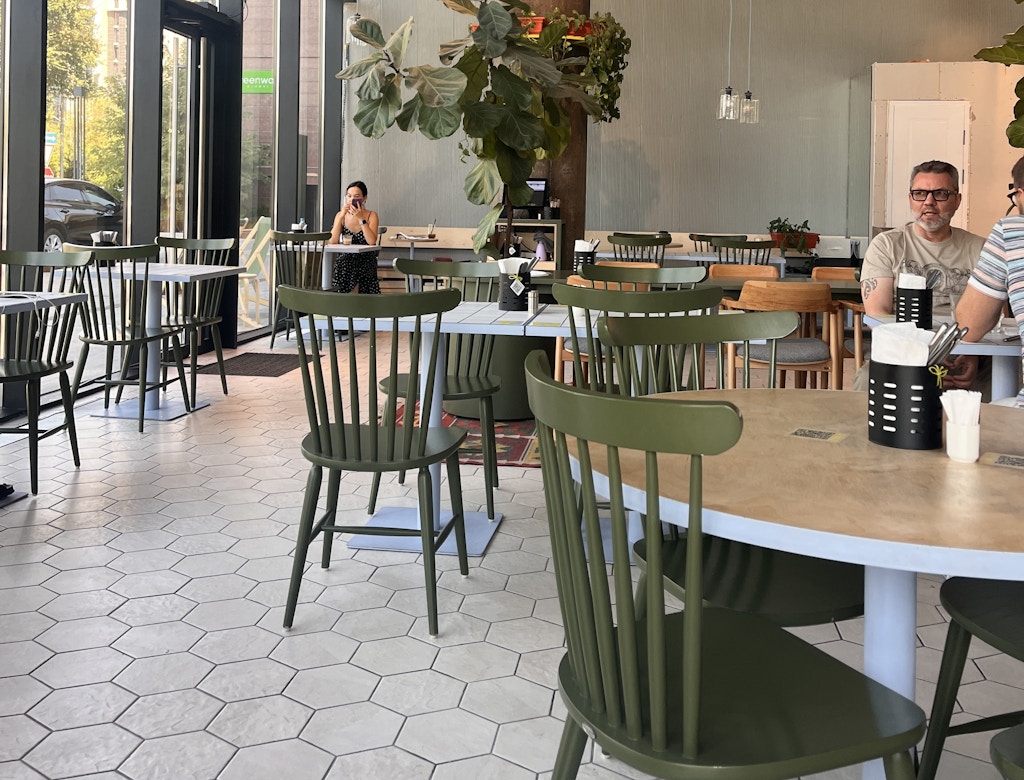 Oloydagi June filialining asosiy zali