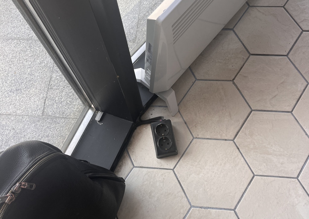 Rozetkalar to‘g‘ridan-to‘g‘ri stollar yonida joylashgan