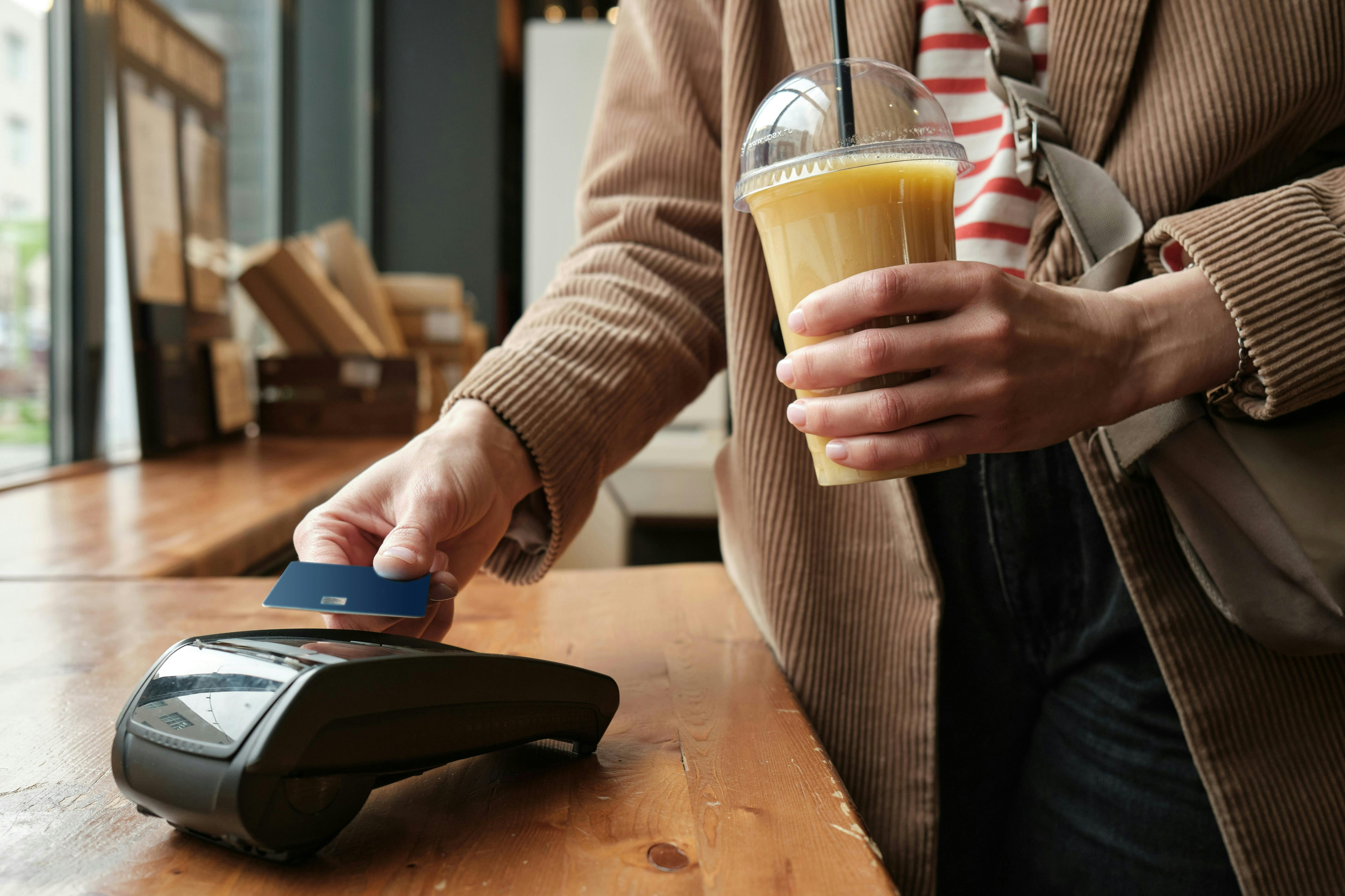 Мулат әйелді жалап жатқан құлдың суреті