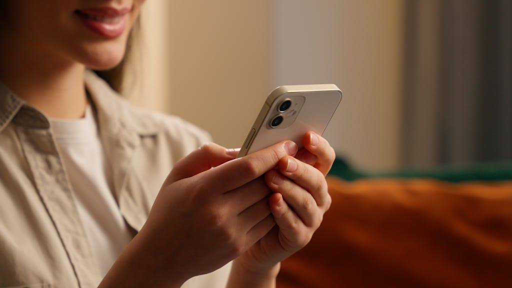 Juda shaggy pussies, katta kokrak va tor bel, keng kalçalar Yalangoch ayol sikni soradi