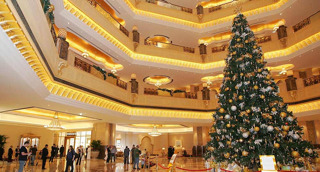 Ёлка, украшенная BVLGARI, Cartier и страусиными яйцами