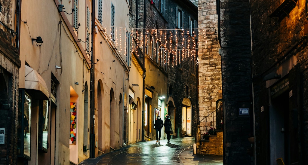 Yevropa: gavjum ko‘chalar, chiroqlar va shampan