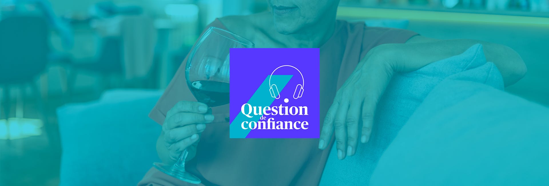 Gros plan sur les mains d'une femme assise dans un canapé tenant un verre à vin. Logo Question de confiance en surimpression.