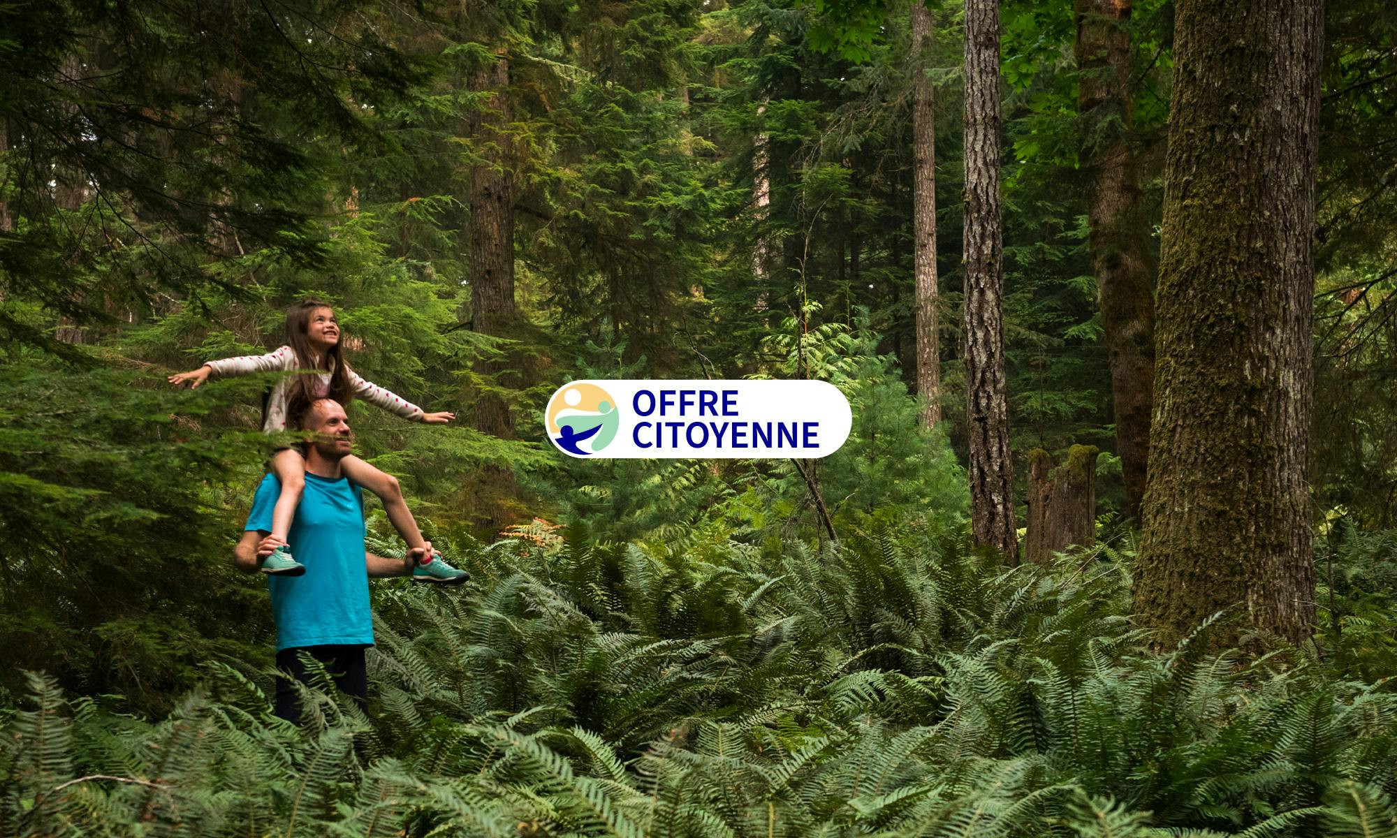 image d'un père avec sa fille sur les épaules lors d'une ballade en foret. Logo de l'offre citoyenne AXA en surimpression, centré dans l'image