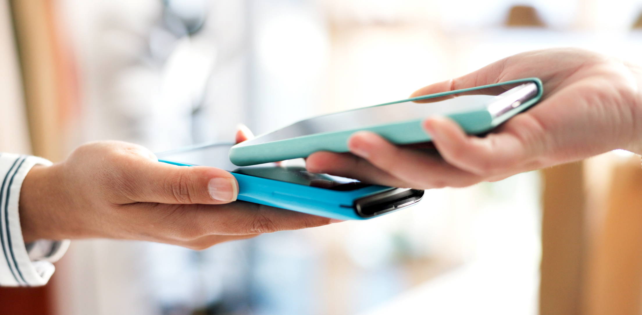 Smatphone che si avvicinano per il pagamento