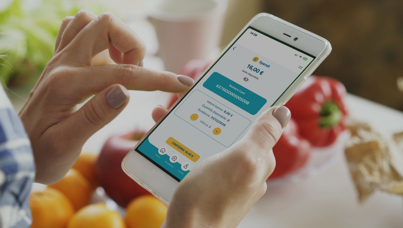 Persona che utilizza un buono pasto digitale tramite smartphone durante la spesa al supermercato.