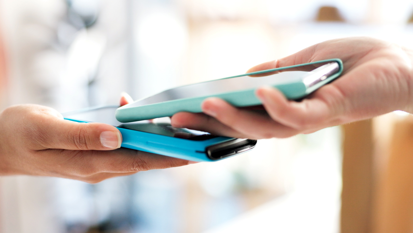 Smatphone che si avvicinano per il pagamento