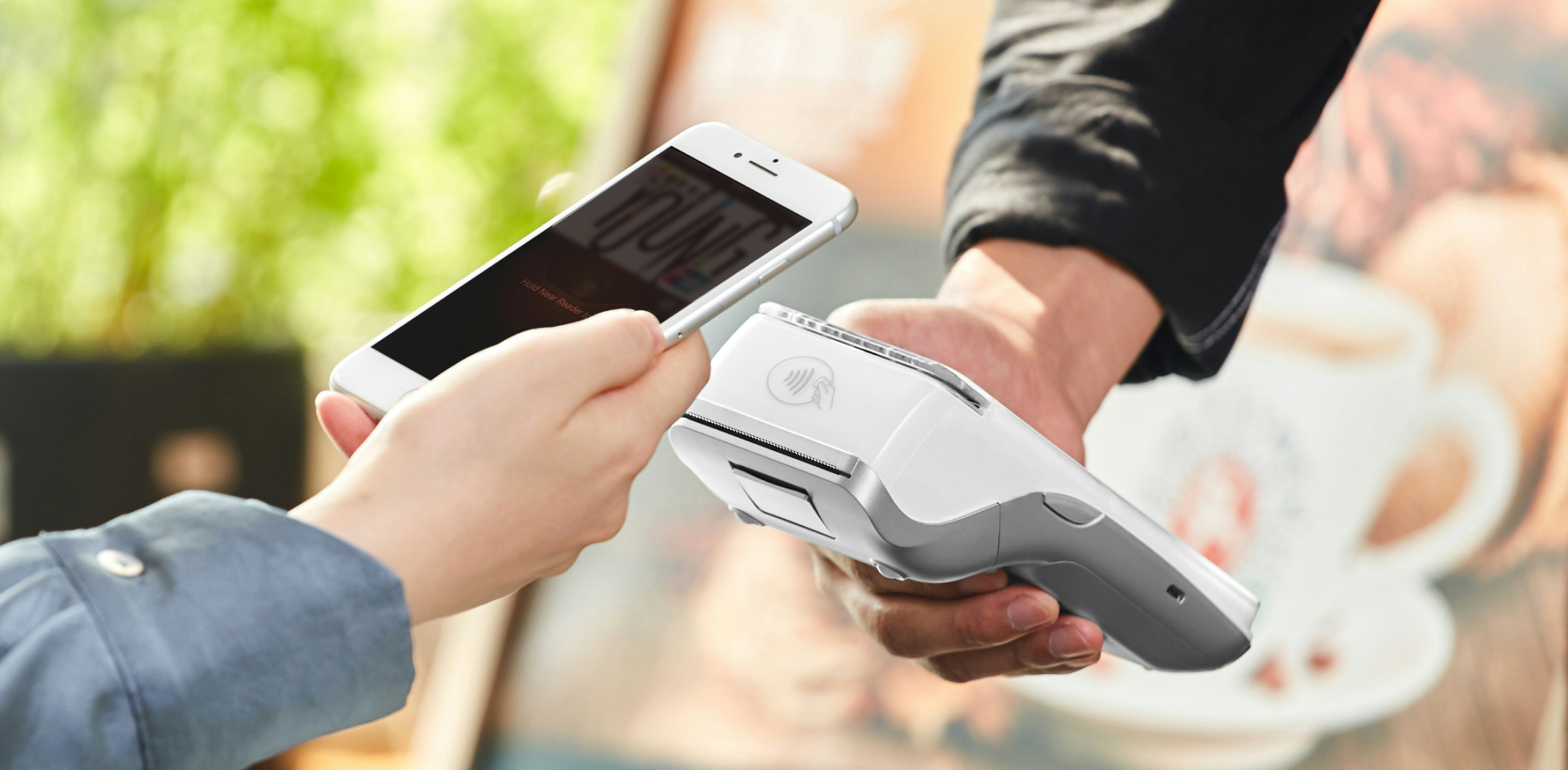 Telefono cellulare vicino al POS per pagamento