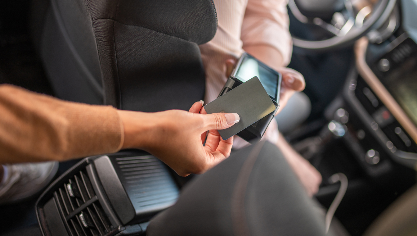 Carta appoggiata al pos a bordo di un taxi