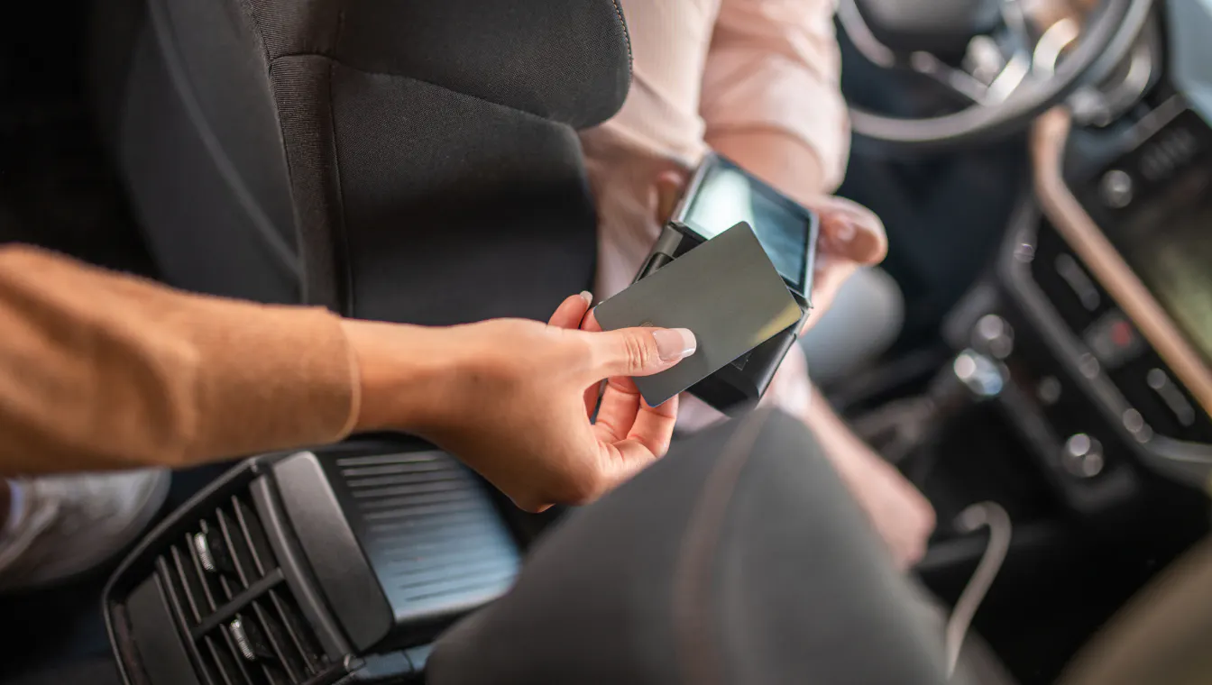 Carta appoggiata al pos a bordo di un taxi