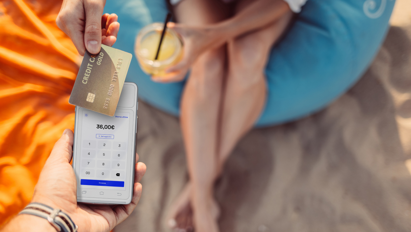 Pagamento contactless con carta di credito su POS portatile: sul display è indicato un importo di 36 euro, in un contesto all’aperto.