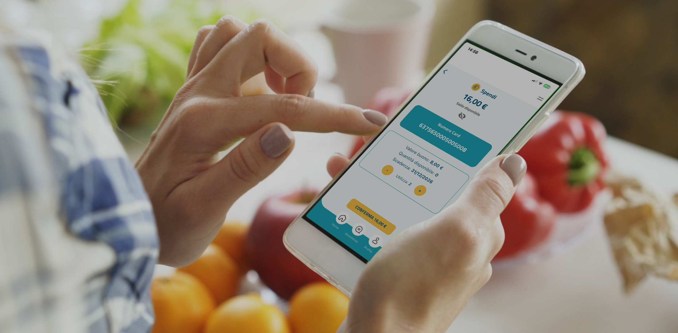 Persona che utilizza un buono pasto digitale tramite smartphone durante la spesa al supermercato.