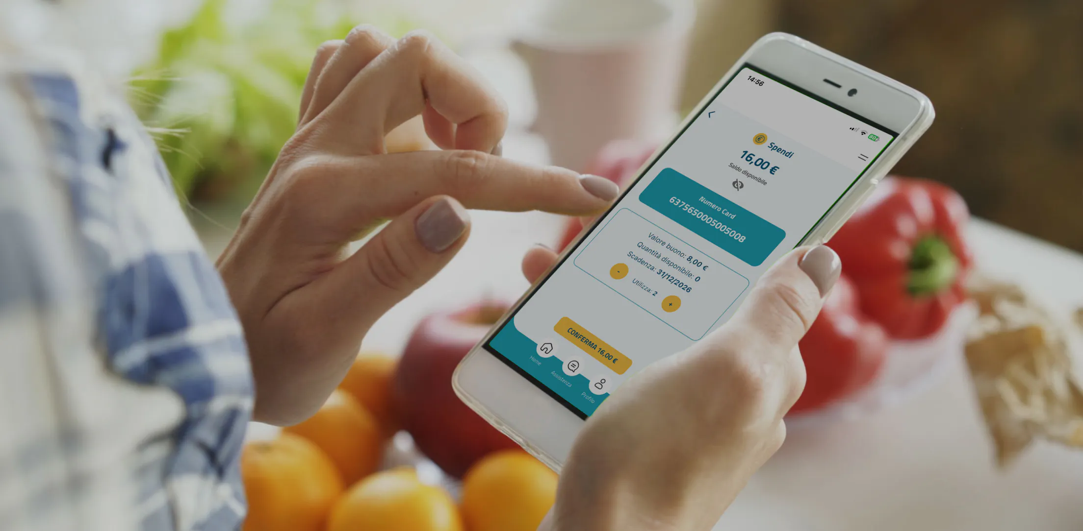 Persona che utilizza un buono pasto digitale tramite smartphone durante la spesa al supermercato.