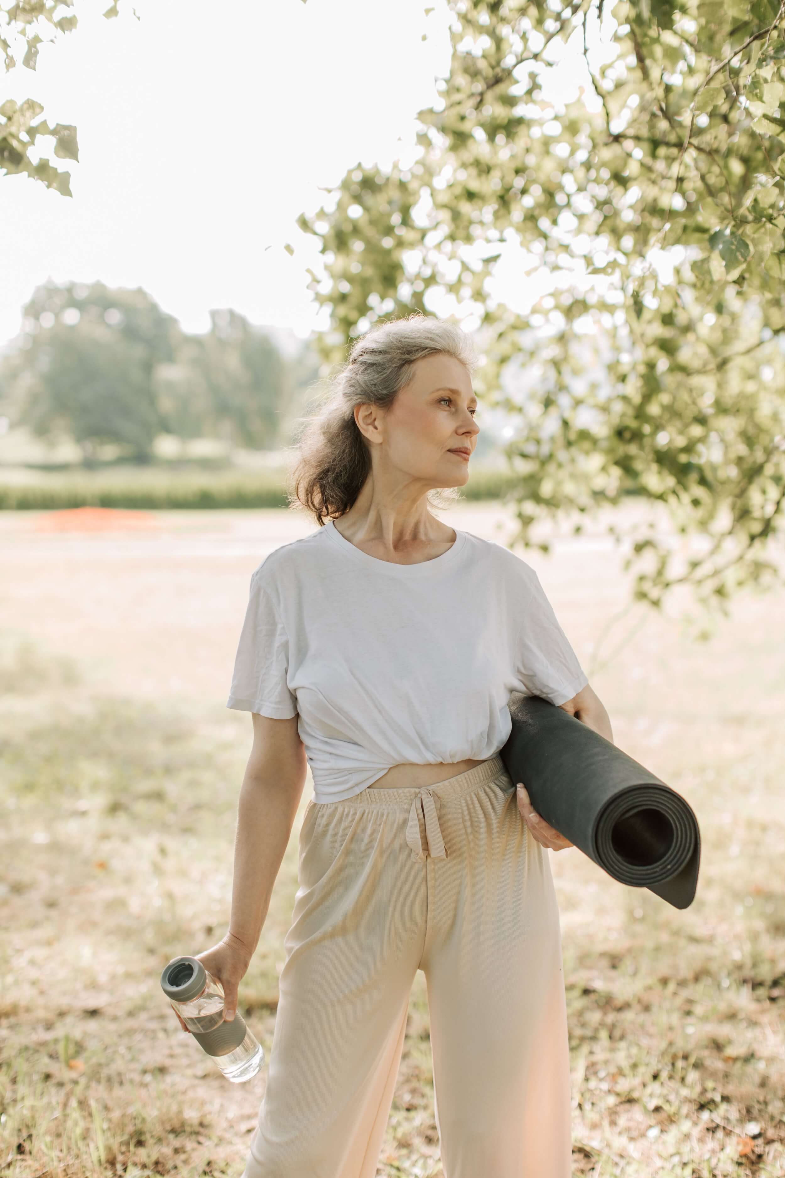 Frau in den Wechseljahren macht Yoga
