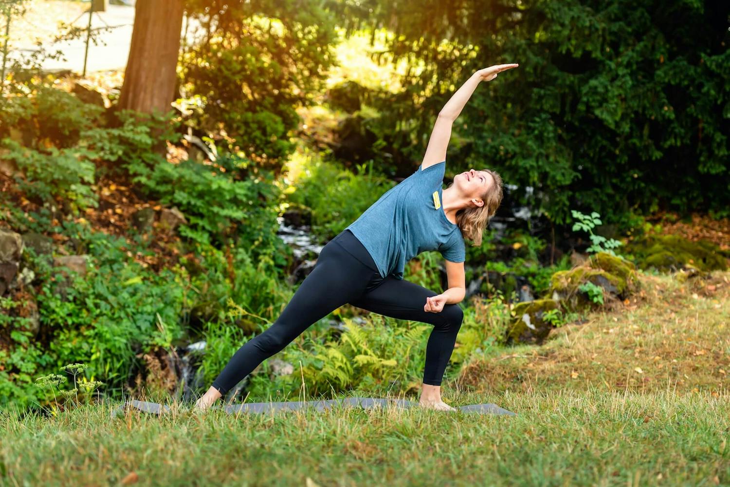 Junge Frau macht TaiChi im Park Junge Frau macht TaiChi im Park