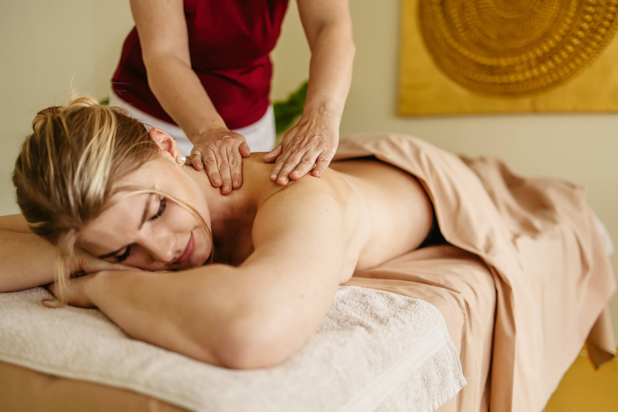 Frau wird ayurvedisch massiert