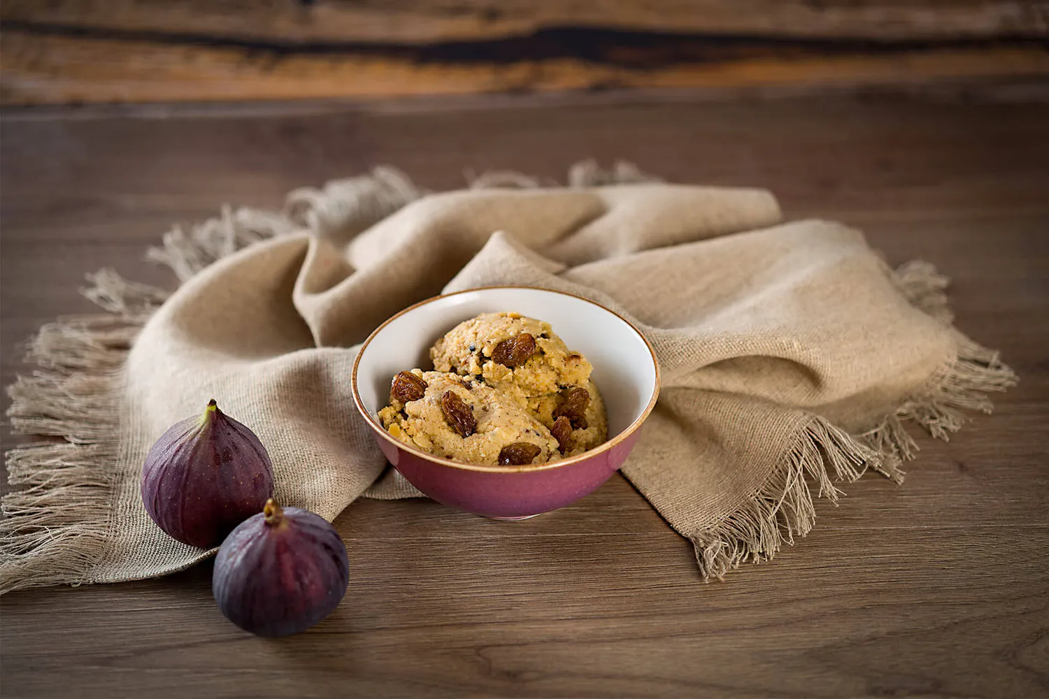 Ayurvedisches Essen auf einem Holztisch platziert