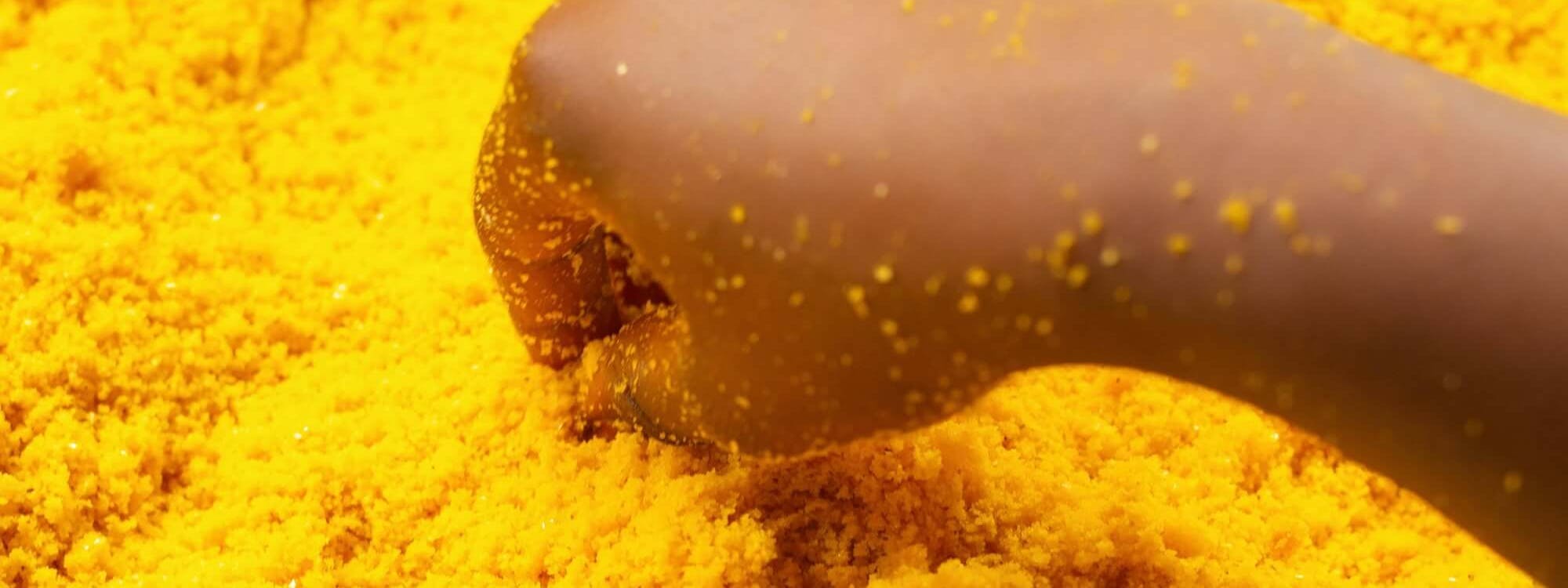 Person greif in Schüssel vollerAsafoetida