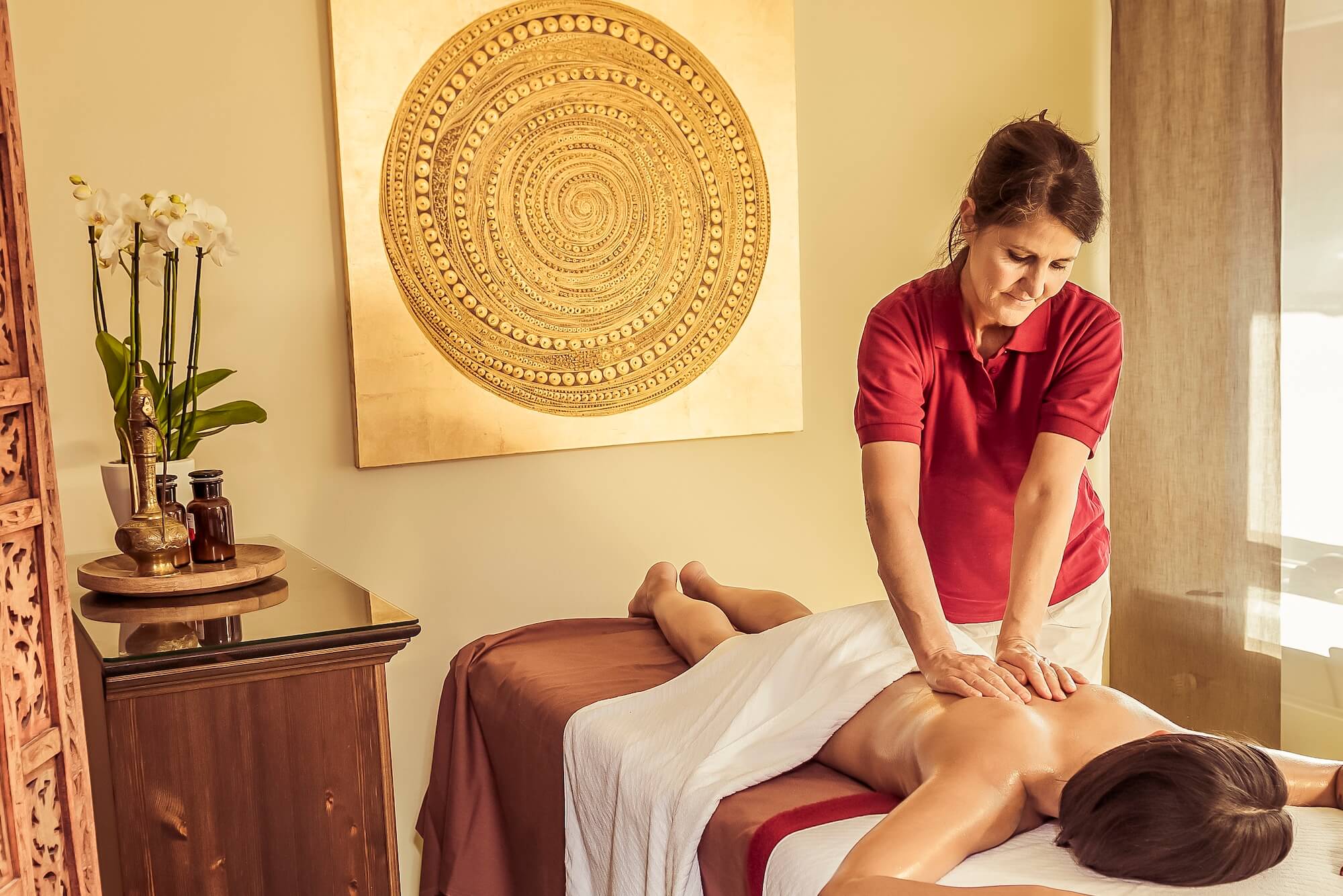 Frau bekommt eine Massage-Behandlung in der Ayurveda-Klinik Kassel