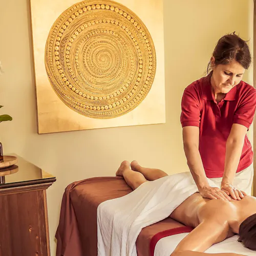 Frau bekommt eine Massage-Behandlung in der Ayurveda-Klinik Kassel