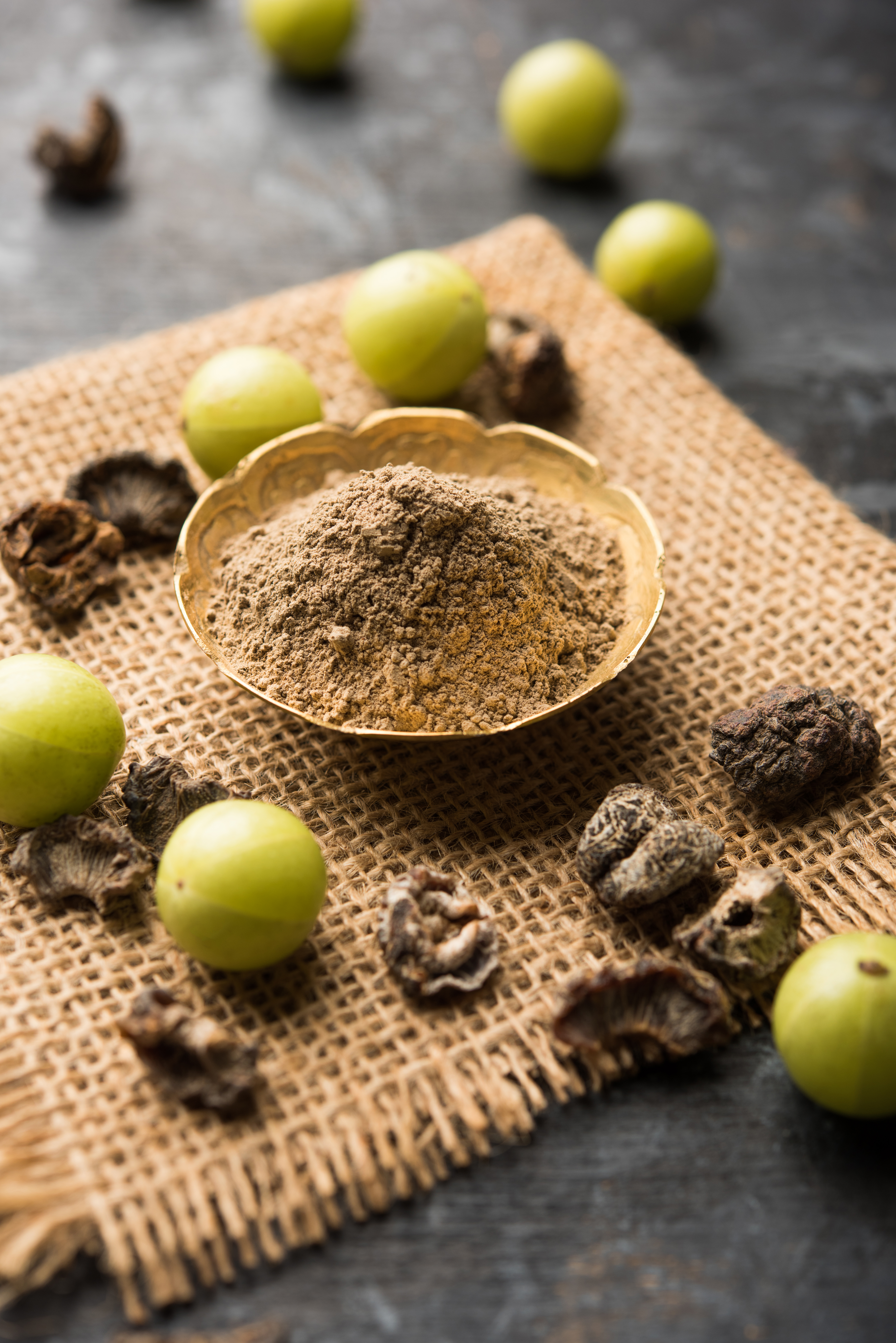 Schale mit Triphala Kräutermischung