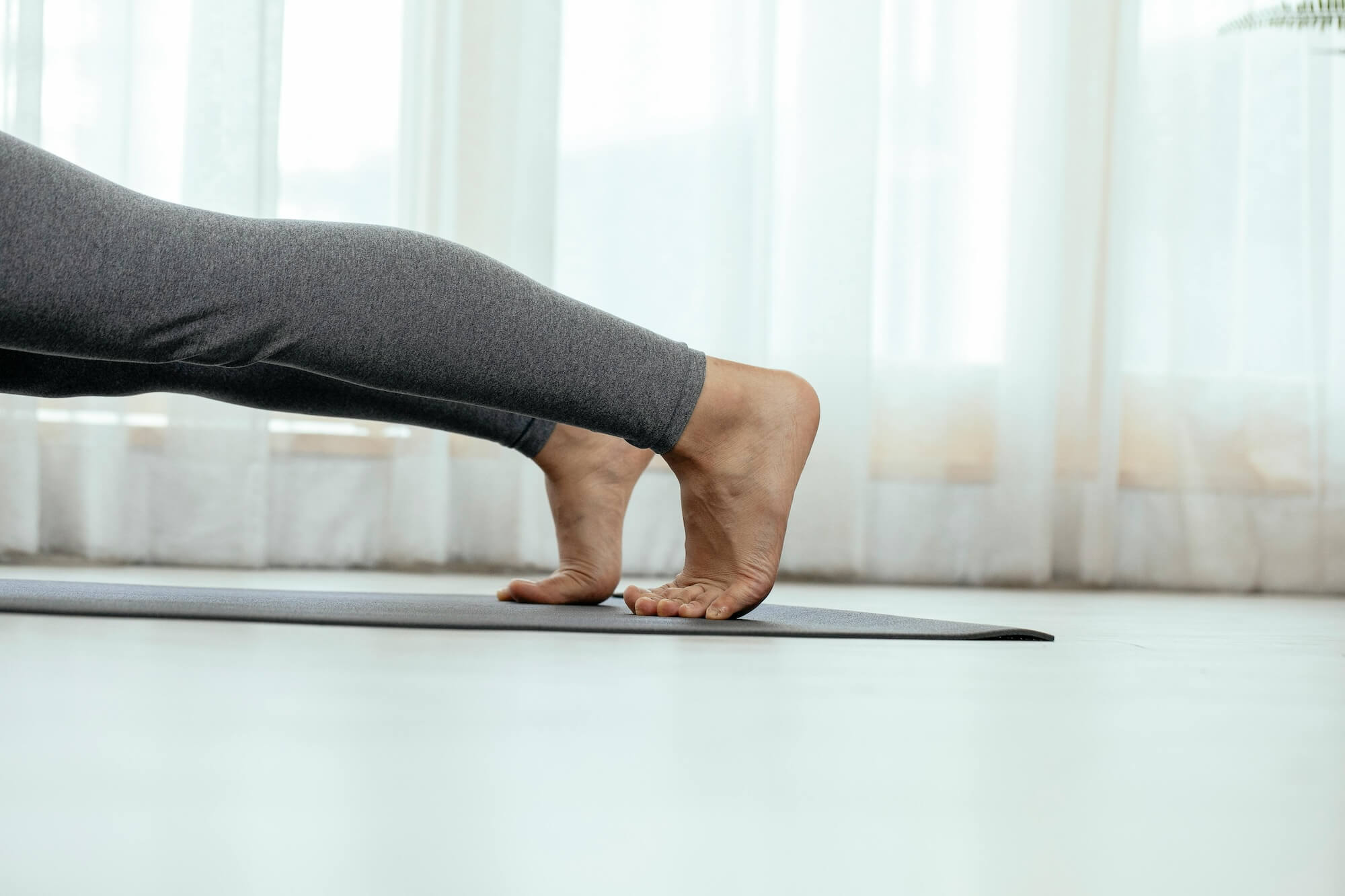 Frau bei Yoga Übungen